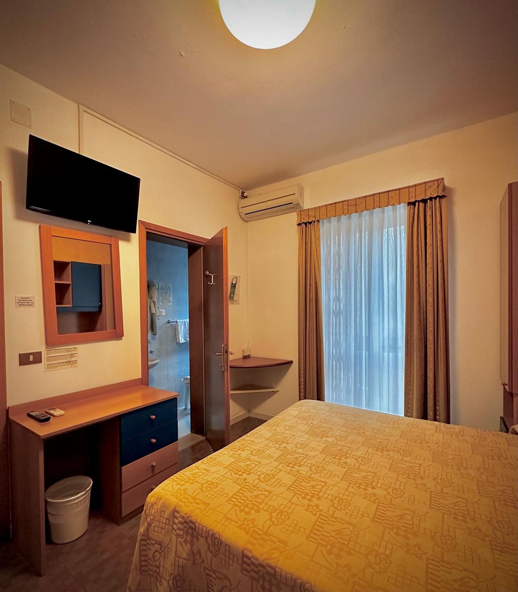 Hotel La Parigina Линьяно-Саббьядоро Экстерьер фото