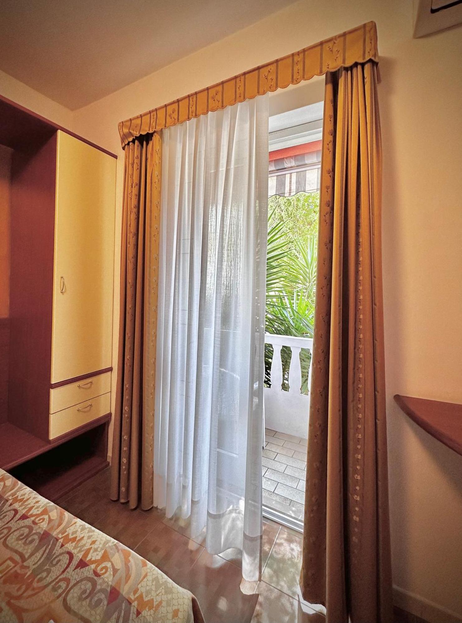 Hotel La Parigina Линьяно-Саббьядоро Экстерьер фото